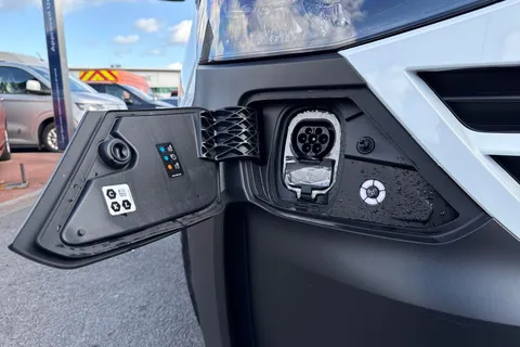 KY25PJO Volkswagen E-Transporter 100kW 65kWh Commerce Plus Van Auto Thumbnail #26