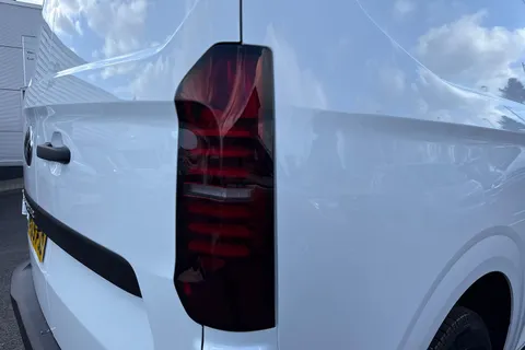 KY25PJO Volkswagen E-Transporter 100kW 65kWh Commerce Plus Van Auto Thumbnail #30