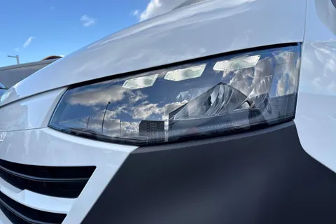 KY25PJO Volkswagen E-Transporter 100kW 65kWh Commerce Plus Van Auto Thumbnail #58