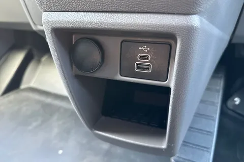 DG75BXU Volkswagen Transporter 2.0 TDI 110 Commerce Pro Van Thumbnail #38