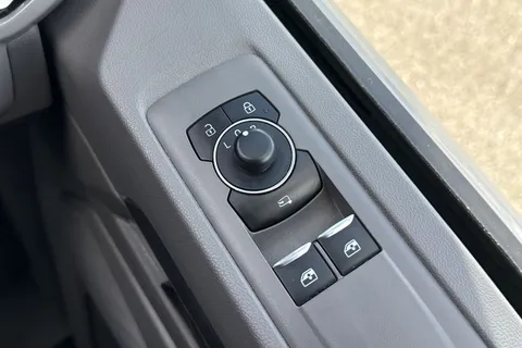 DG75BXU Volkswagen Transporter 2.0 TDI 110 Commerce Pro Van Thumbnail #40