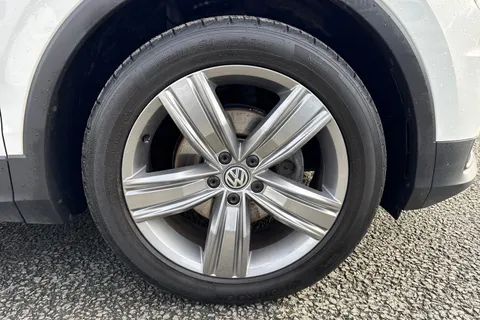 CY68EYM Volkswagen Tiguan 2.0 TDi 150 SEL 5dr ⭐Keyless entry, 1 Year VW Warranty⭐ Thumbnail #11