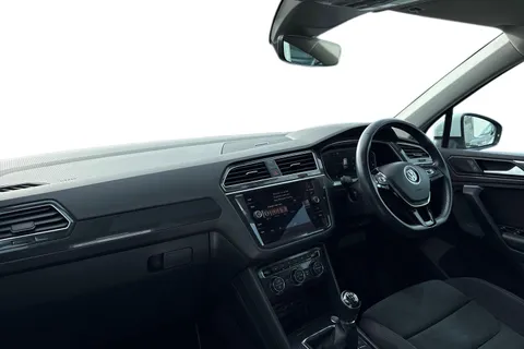 CY68EYM Volkswagen Tiguan 2.0 TDi 150 SEL 5dr ⭐Keyless entry, 1 Year VW Warranty⭐ Thumbnail #16