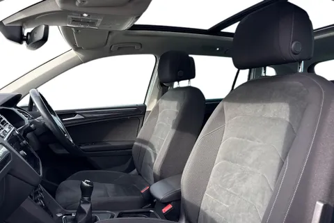 CY68EYM Volkswagen Tiguan 2.0 TDi 150 SEL 5dr ⭐Keyless entry, 1 Year VW Warranty⭐ Thumbnail #17