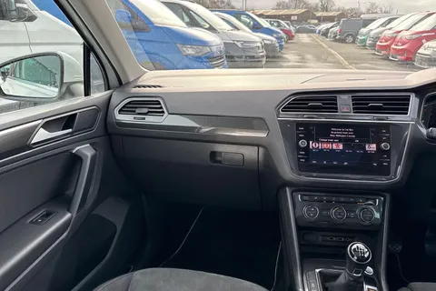 CY68EYM Volkswagen Tiguan 2.0 TDi 150 SEL 5dr ⭐Keyless entry, 1 Year VW Warranty⭐ Thumbnail #21
