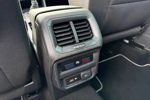 CY68EYM Volkswagen Tiguan 2.0 TDi 150 SEL 5dr ⭐Keyless entry, 1 Year VW Warranty⭐ Thumbnail #36