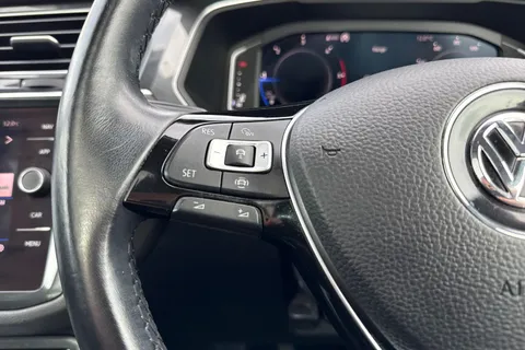 CY68EYM Volkswagen Tiguan 2.0 TDi 150 SEL 5dr ⭐Keyless entry, 1 Year VW Warranty⭐ Thumbnail #45