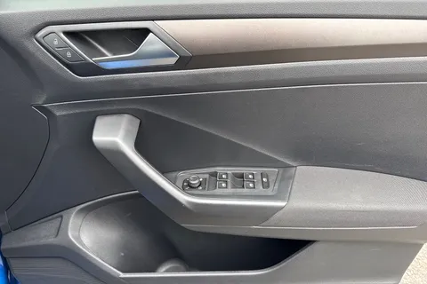 21 of 52 for Volkswagen T-Roc 1.0 TSI SE Euro 6 (s/s) 5dr