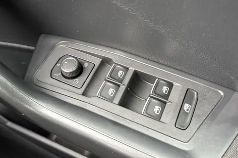 34 of 52 for Volkswagen T-Roc 1.0 TSI SE Euro 6 (s/s) 5dr