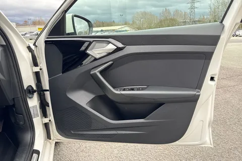 38 of 66 for Audi A1 Sport 30 TFSI 110 PS 6-speed