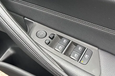 DH23LMV BMW 5 Series 2.0 520d MHT M Sport Saloon 4dr Diesel Hybrid Steptronic Euro 6 (s/s) (190 ps) Thumbnail #41