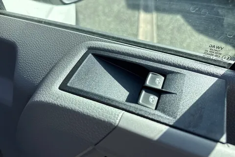 CX26HXS Volkswagen Crafter 2.0 TDI CR30 Commerce Panel Van 5dr Diesel Manual FWD MWB Euro 6 (s/s) (140 ps) Thumbnail #21