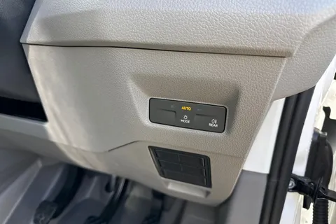 CX26HXS Volkswagen Crafter 2.0 TDI CR30 Commerce Panel Van 5dr Diesel Manual FWD MWB Euro 6 (s/s) (140 ps) Thumbnail #28