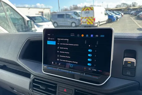 CX26HXS Volkswagen Crafter 2.0 TDI CR30 Commerce Panel Van 5dr Diesel Manual FWD MWB Euro 6 (s/s) (140 ps) Thumbnail #35