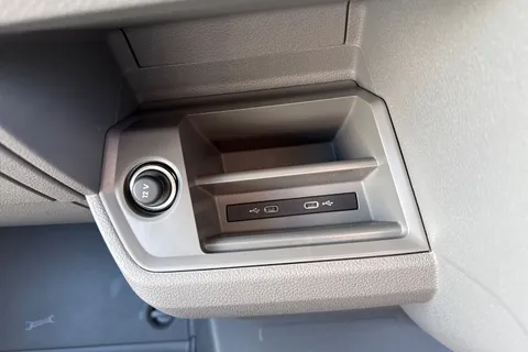 CX26HXS Volkswagen Crafter 2.0 TDI CR30 Commerce Panel Van 5dr Diesel Manual FWD MWB Euro 6 (s/s) (140 ps) Thumbnail #37