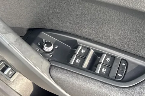 PF18TXT Audi Q5 2.0 TDI Sport S Tronic quattro Euro 6 (s/s) 5dr Thumbnail #40