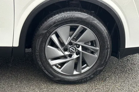 DL73NHA Nissan Qashqai 1.3 DIG-T MHEV Acenta Premium XTRON Euro 6 (s/s) 5dr Thumbnail #11