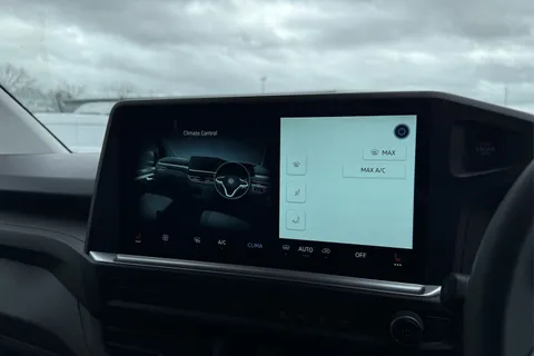 DG75BXO Volkswagen Transporter 2.0 TDI 110 Commerce Pro Van Thumbnail #22