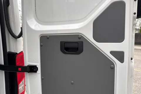 PN75NBL Volkswagen Crafter 2.0 TDI 140PS Commerce Business Pack High Roof Van Thumbnail #30