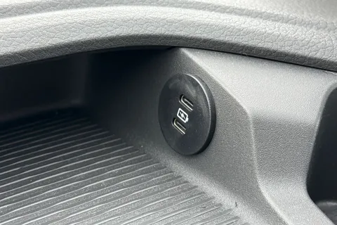 DG75BXO Volkswagen Transporter 2.0 TDI 110 Commerce Pro Van Thumbnail #38