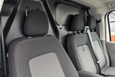 24 of 64 for VOLKSWAGEN TRANSPORTER 100kW 65kWh Commerce Plus Van Auto