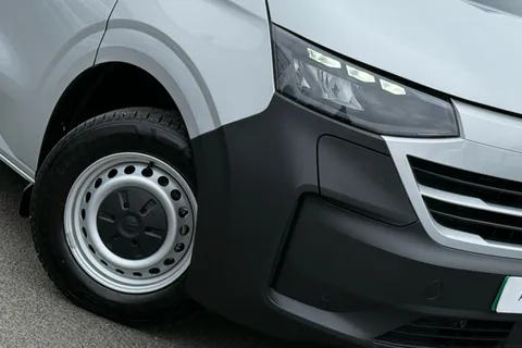 29 of 64 for VOLKSWAGEN TRANSPORTER 100kW 65kWh Commerce Plus Van Auto