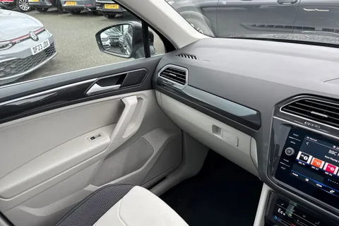 19 of 43 for VOLKSWAGEN TIGUAN ELEGANCE TSI PHEV