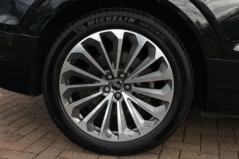 10 of 64 for Audi Q8 e-tron Sportback S line 55 e-tron quattro 300,00 kW