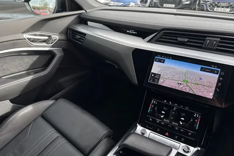 20 of 64 for Audi Q8 e-tron Sportback S line 55 e-tron quattro 300,00 kW