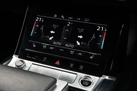 22 of 64 for Audi Q8 e-tron Sportback S line 55 e-tron quattro 300,00 kW