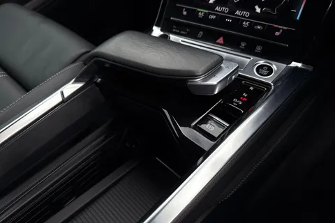 23 of 64 for Audi Q8 e-tron Sportback S line 55 e-tron quattro 300,00 kW