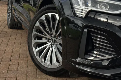 26 of 64 for Audi Q8 e-tron Sportback S line 55 e-tron quattro 300,00 kW