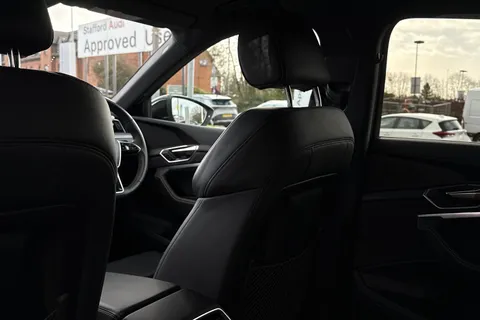 30 of 64 for Audi Q8 e-tron Sportback S line 55 e-tron quattro 300,00 kW