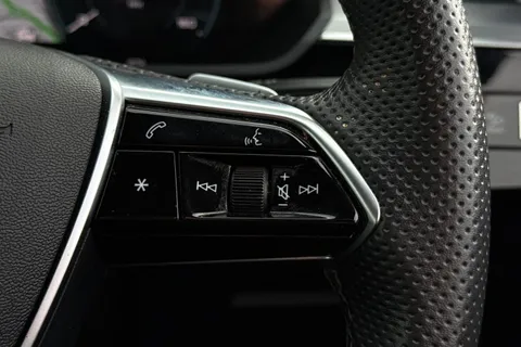 36 of 64 for Audi Q8 e-tron Sportback S line 55 e-tron quattro 300,00 kW