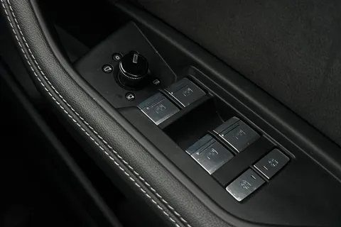 39 of 64 for Audi Q8 e-tron Sportback S line 55 e-tron quattro 300,00 kW