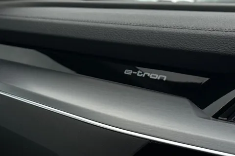 43 of 64 for Audi Q8 e-tron Sportback S line 55 e-tron quattro 300,00 kW