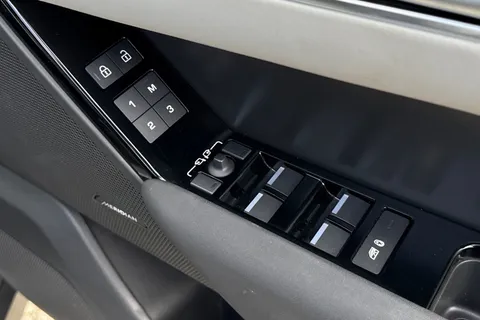 KT73HYW Land Rover Range Rover Velar 2.0 D200 Dynamic SE 5dr Thumbnail #27