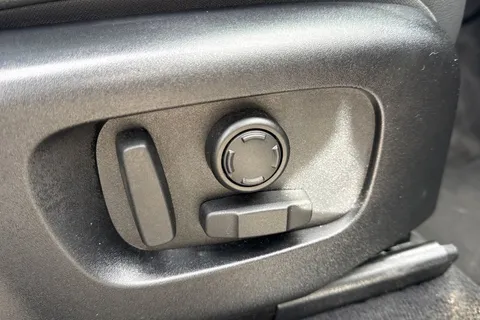 KT73HYW Land Rover Range Rover Velar 2.0 D200 Dynamic SE 5dr Thumbnail #35