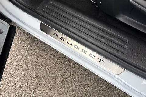 KW25YNU PEUGEOT 2008 1.2 HYBRID GT e-DSC6 Euro 6 (s/s) 5dr Thumbnail #38
