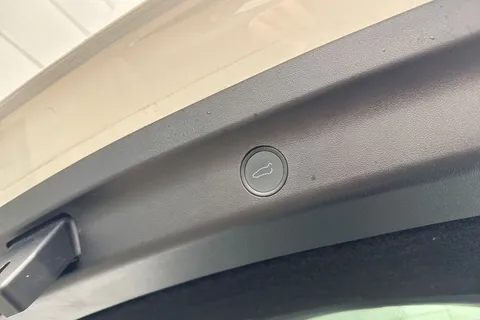 NJ23WBE Tesla Model Y (Dual Motor) Long Range Auto 4WDE 5dr Thumbnail #32