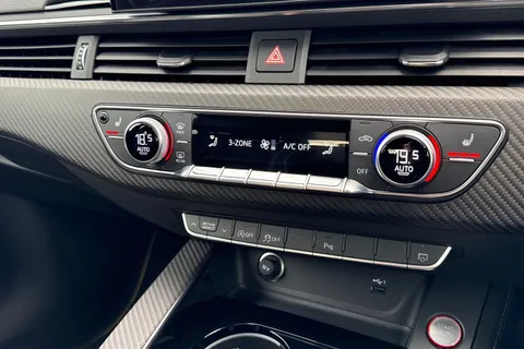 22 of 62 for Audi RS 4 Avant RS 4 Avant edition 25 years 470 PS tiptronic