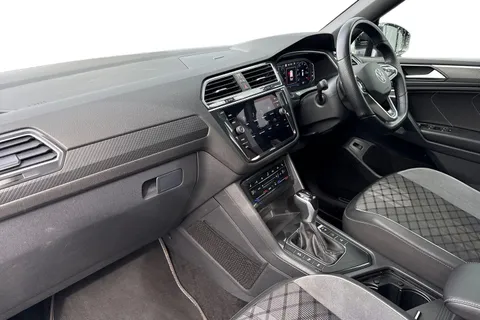 MK73NYF Volkswagen Tiguan Allspace 1.5 TSI R-Line DSG Euro 6 (s/s) 5dr Thumbnail #16