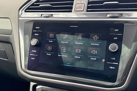 MK73NYF Volkswagen Tiguan Allspace 1.5 TSI R-Line DSG Euro 6 (s/s) 5dr Thumbnail #48