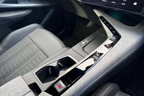 22 of 66 for PEUGEOT 5008 1.2 HYBRID GT e-DSC6 Euro 6 (s/s) 5dr