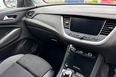 YB70LBP Vauxhall Grandland X 1.2 Turbo SRi Nav 5dr Thumbnail #32