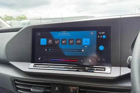 DG75BWJ Volkswagen Caddy 2.0 TDI 102PS Commerce Pro Van [Tech Pack] Thumbnail #18
