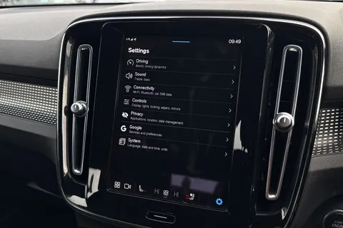 DS72XJT Volvo Xc40 2.0 B3 MHEV Plus Dark DCT Auto Euro 6 (s/s) 5dr Thumbnail #39