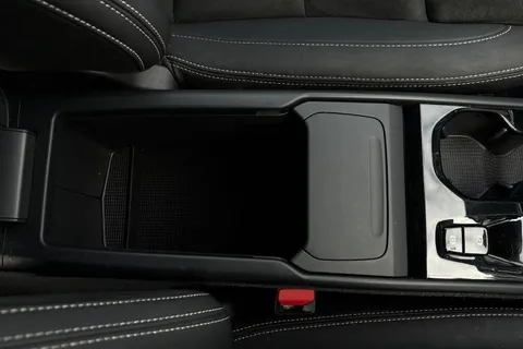 DS72XJT Volvo Xc40 2.0 B3 MHEV Plus Dark DCT Auto Euro 6 (s/s) 5dr Thumbnail #43