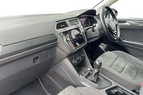 15 of 64 for Volkswagen Tiguan Allspace 2.0 TDI SEL Euro 6 (s/s) 5dr