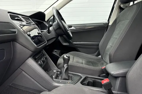 32 of 64 for Volkswagen Tiguan Allspace 2.0 TDI SEL Euro 6 (s/s) 5dr
